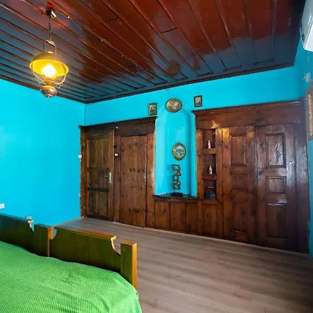Theatre Old Town House Hostel *